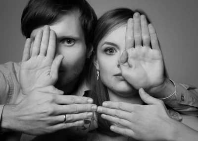 mężczyzna i kobieta pozują do zdjęcia w czarno białym kolorze pokazując swoje dłonie